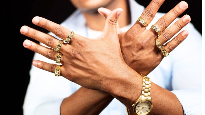 Pria Menggunakan Cincin Emas 1200 x 675 px