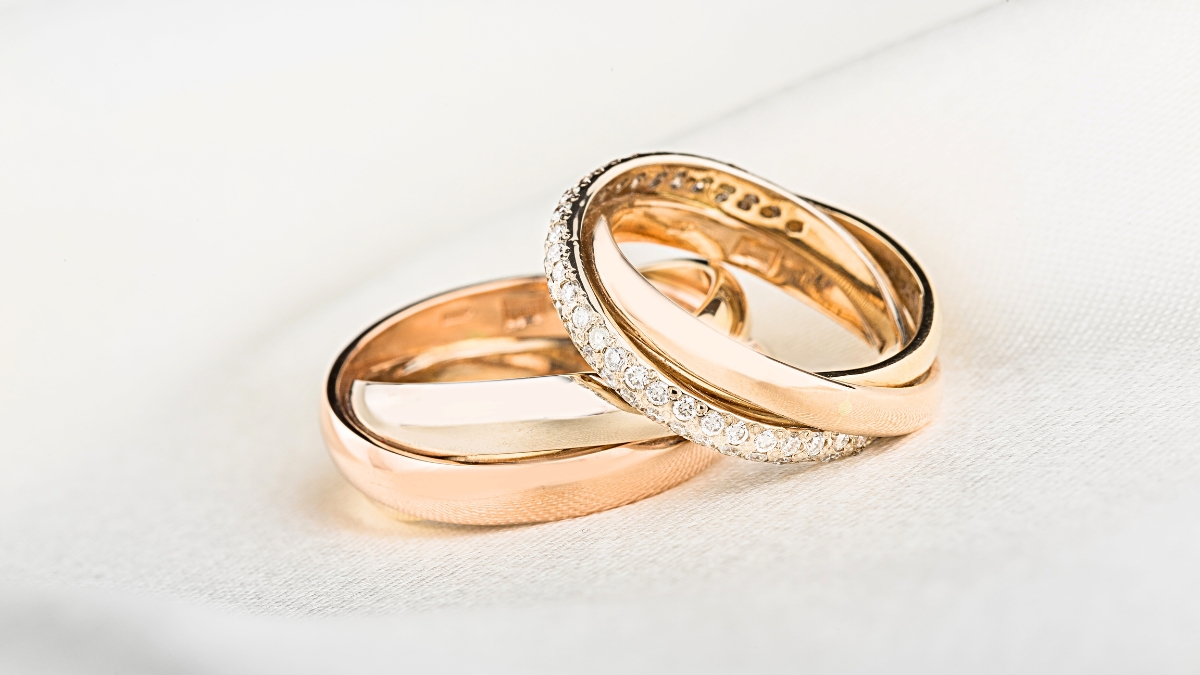 Dua buah cincin rosegold dengan permata