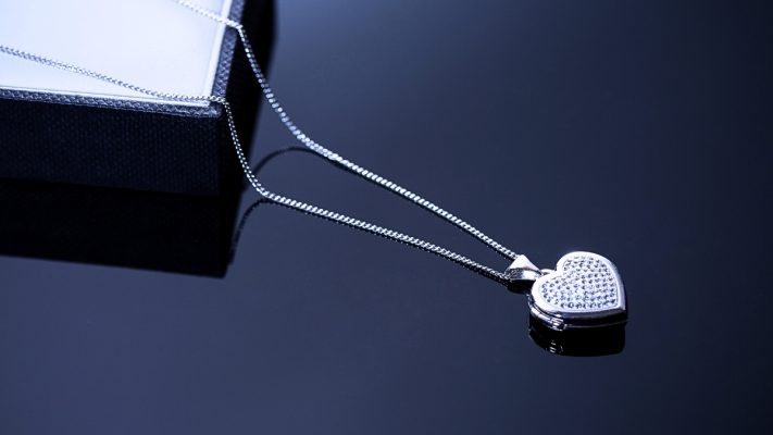 Kalung Putih Liotin Love 1200 x 675 px